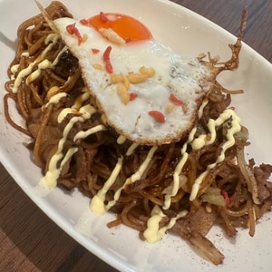 ソース焼きそばの袋麺アレンジ！キャベツ＋目玉焼き♪